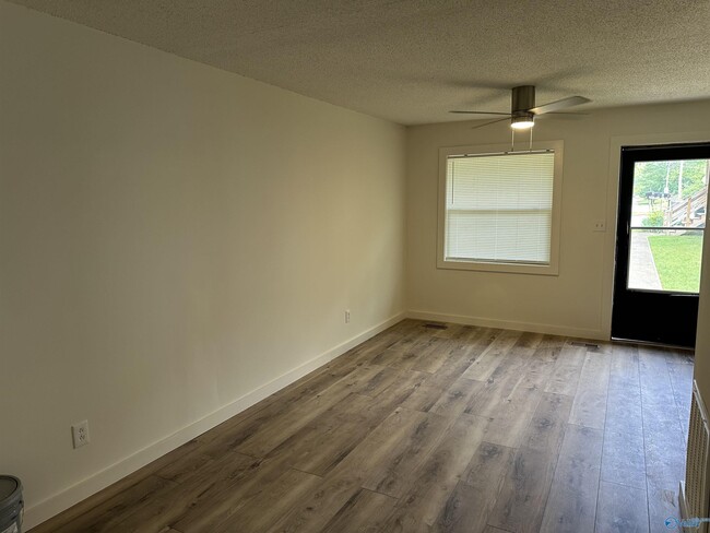 Building Photo - 1114 NW Oakwood Ave