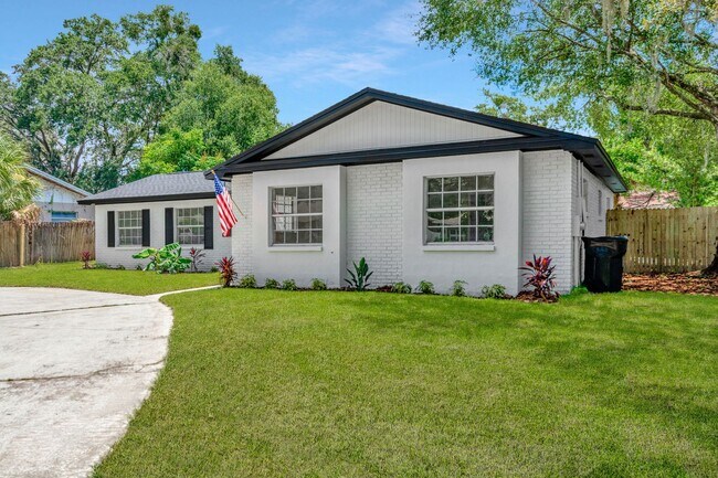 Building Photo - Remodeled Pool Home in the Heart of Brandon, FL