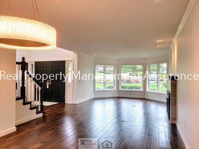 Building Photo - ** PRICE REDUCED! **Stunningly beautiful l...