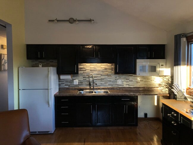 Building Photo - 8 Raymond St