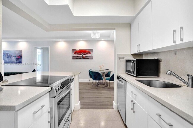 Building Photo - 10000 E Bay Harbor Dr