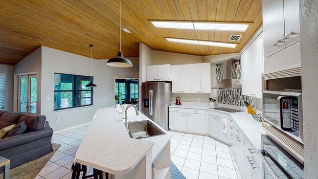 Building Photo - LOOK!  Park Avenue- 4 Bedroom/3 Bath - BEAUTIFUL!