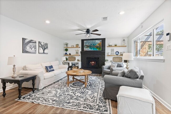 Building Photo - 623 Hickory Ridge Dr