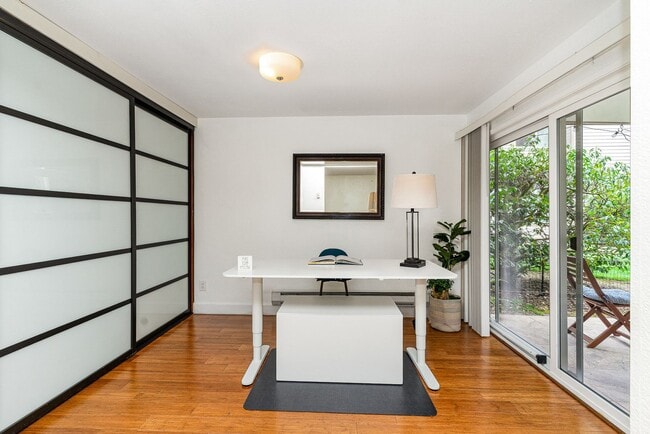 Building Photo - Updated Bellevue Condo in Racquet Club — P...