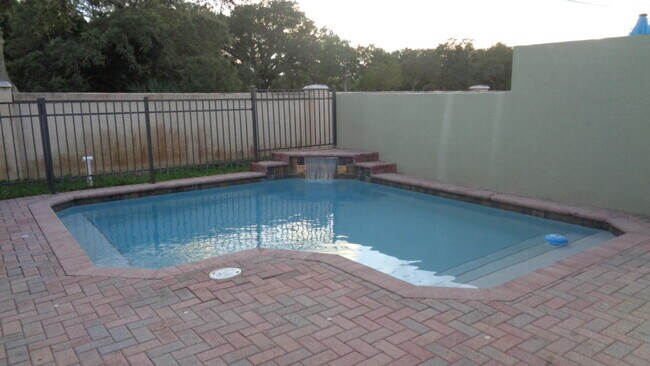 Building Photo - 1825 Bridgepointe Cir