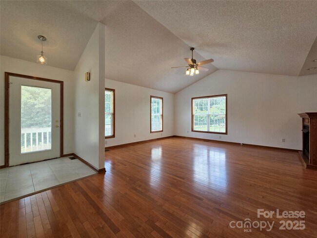 Building Photo - 4641 Hickory Grove Rd