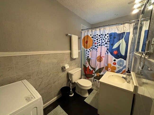 Building Photo - Center