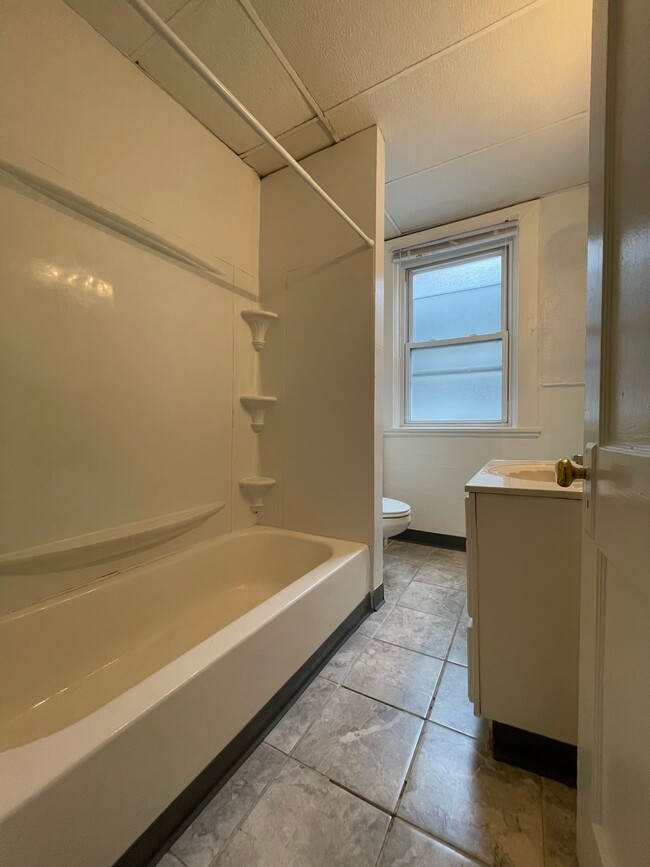 2nd floor bathroom - 5859 Nicholson St