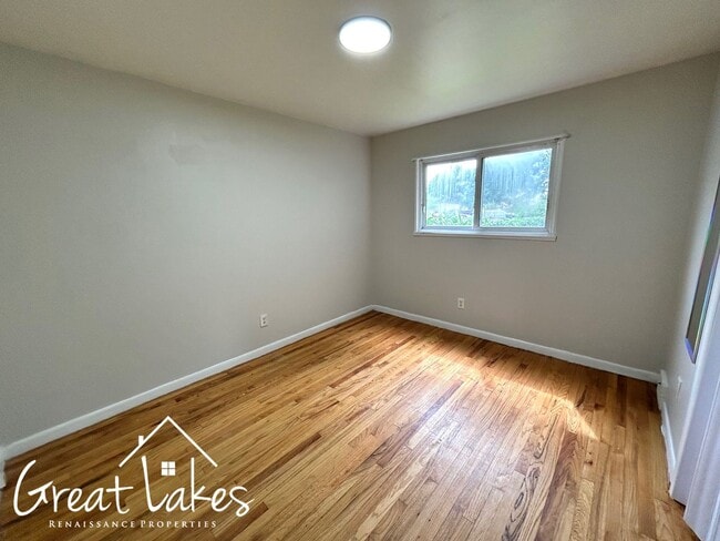 Building Photo - Charming 3 Bedroom 1 Bathroom now availabl...