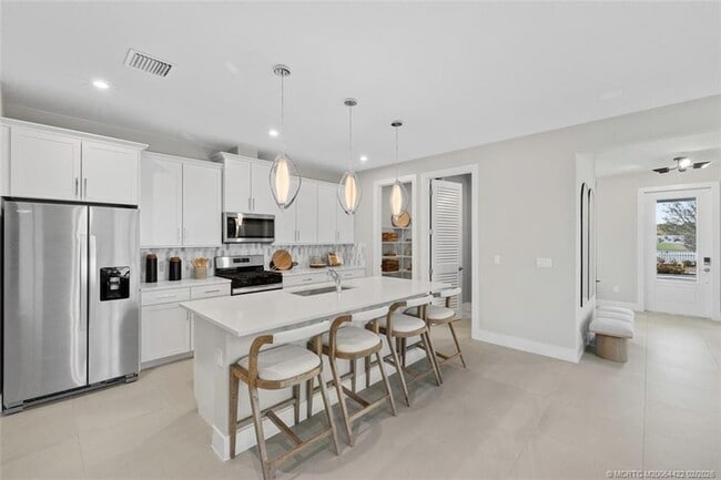 Building Photo - 823 SW Pr Ave