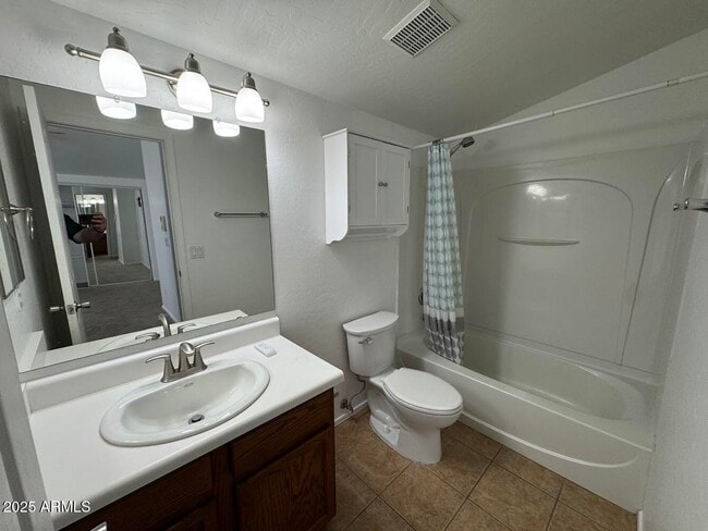 Building Photo - 104 W Laurel Ct