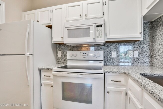 Building Photo - Condo Close to the Beach