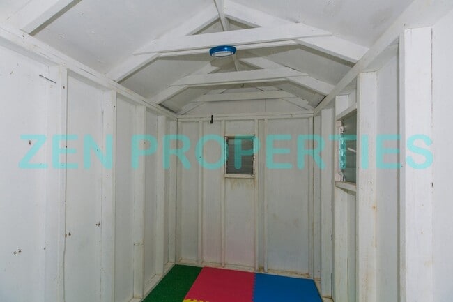 Building Photo - a 3 bdrm, 1 bath home for rent in Niu Valley