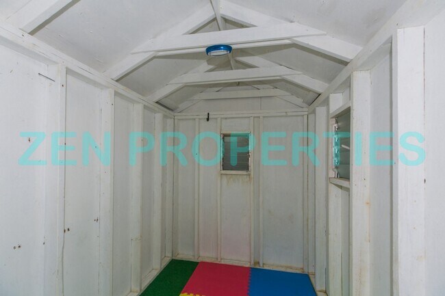 Building Photo - a 3 bdrm, 1.5 bath home for rent in Niu Valley