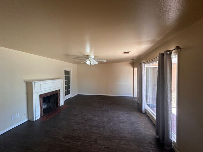 Building Photo - Affordable in Northwest Hanford with central air