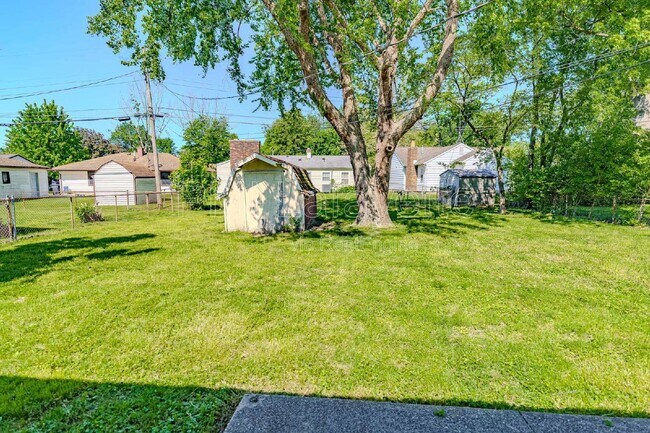 Building Photo - 2310 Sequoya Dr