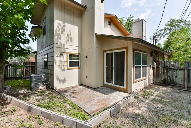 Building Photo - 1128 Royal Crest Dr