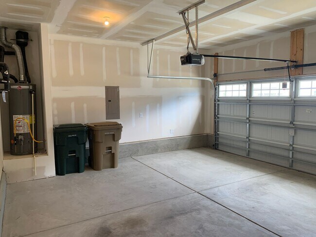 Building Photo - AMAZING LOCATION, Fantastic 3 Bed Home, In...