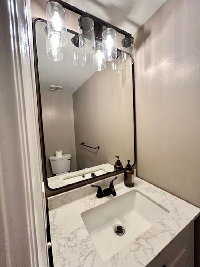 Building Photo - 5 Milestone Manor Ct