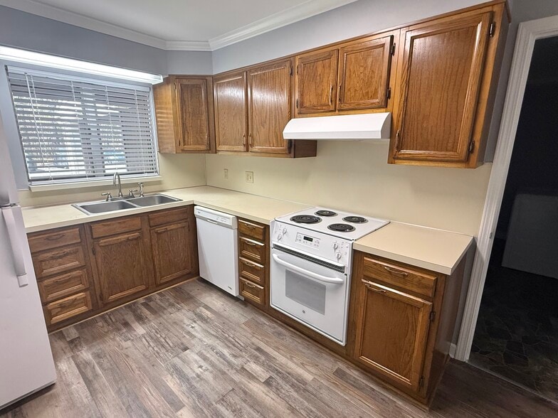 Kitchen - 200 Santree Dr