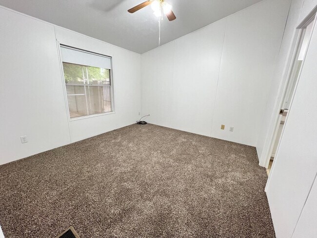 Building Photo - 7826 E Juanita Ave