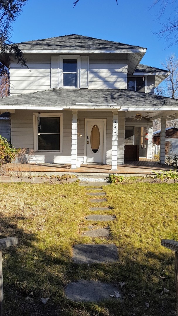 Building Photo - Three bedroom, 2 bath with high ceilings d...