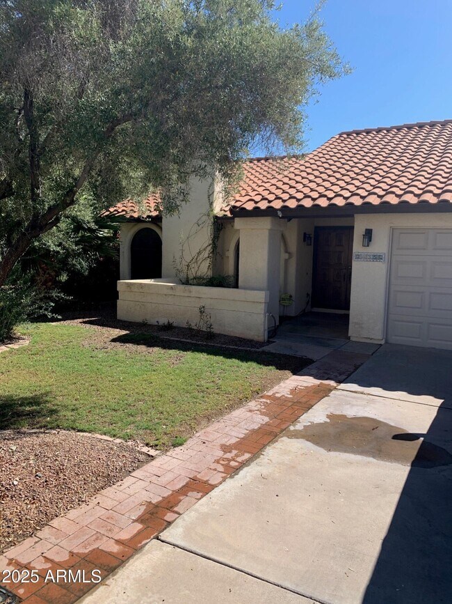 Building Photo - 435 E Larkspur Ln