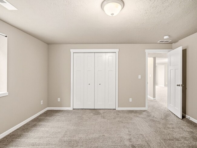 Building Photo - Spacious 5-Bedroom Home with Private Yard & Parking in Spokane