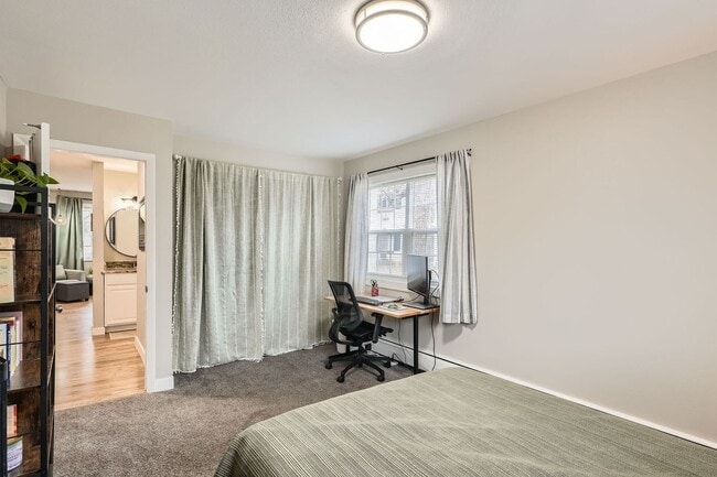 Building Photo - Modern Comfort Meets City Convenience in D...