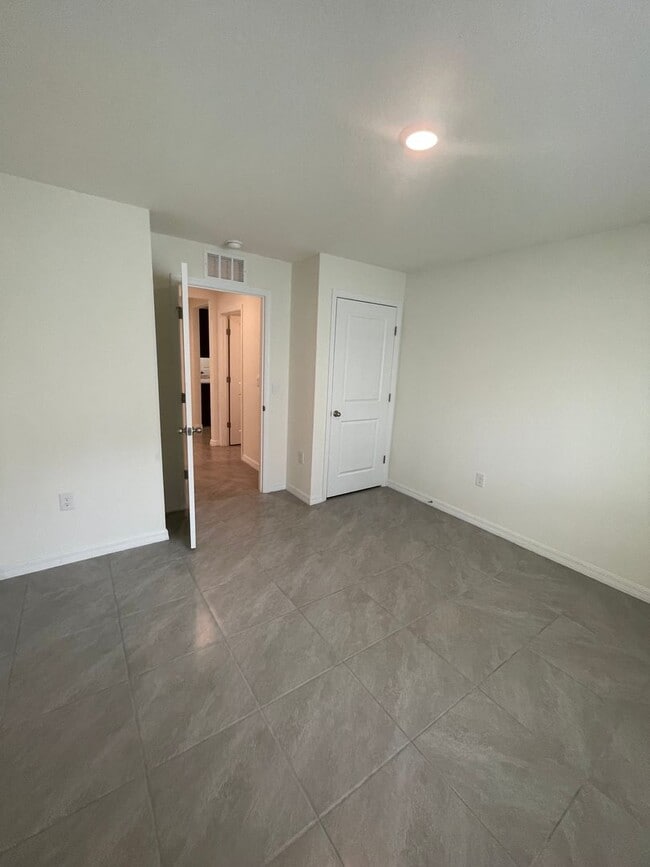 Building Photo - Like-New 4-Bedroom Home in SE Ocala – $1,8...