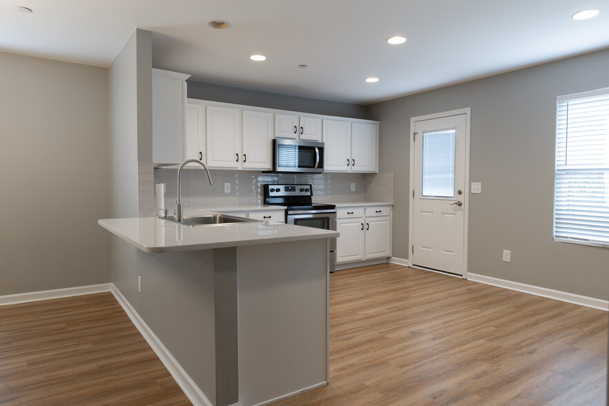 Kitchen - 644 Pemberton Dr
