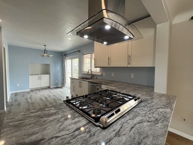 Building Photo - 612 Truman St SE