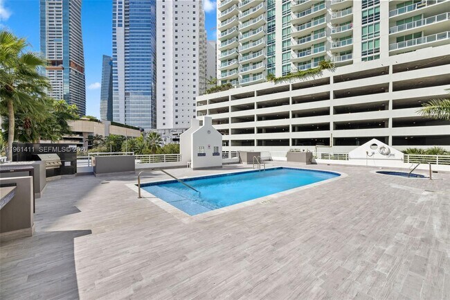 Building Photo - 1402 Brickell Bay Dr