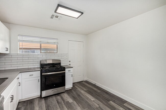 Building Photo - Two Bedroom with Yard & Washer/Dryer - 4 Weeks of Free Rent!