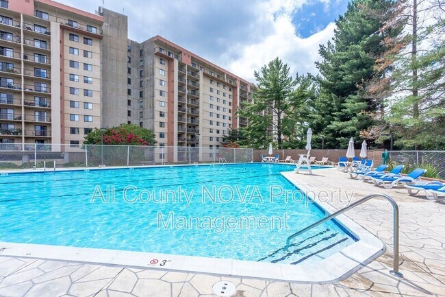Building Photo - 3800 Powell Ln