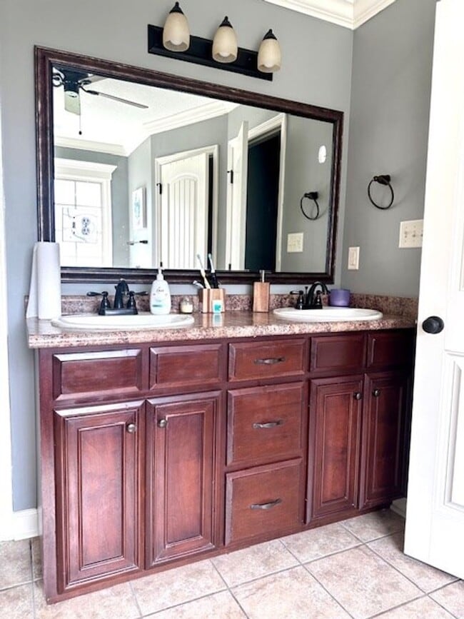 Building Photo - Charming 3BR/2BA Home with Vaulted Wood Ceiling, Island Kitchen & Privacy Fence – Nelson Hill Sub...