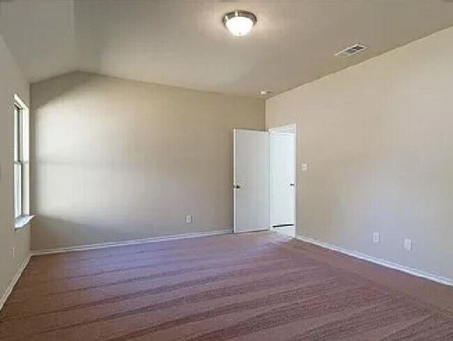 Building Photo - Spacious 3 bedroom, 2 bath available!