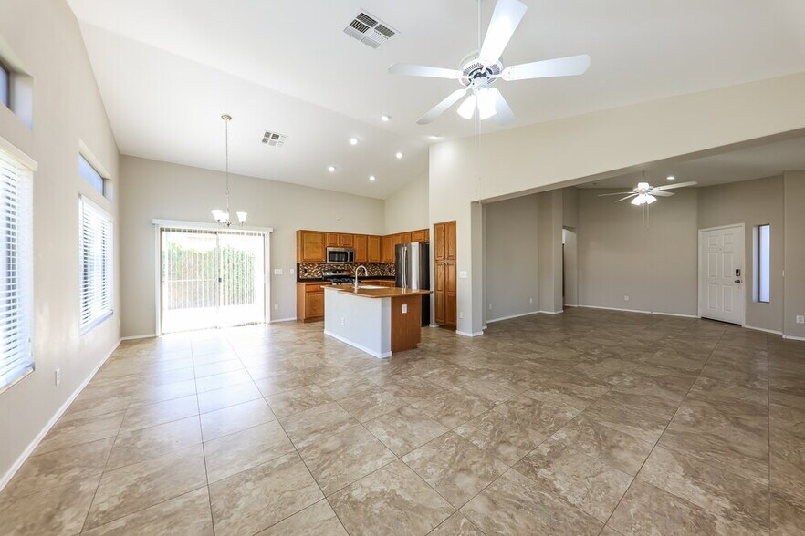 Building Photo - 3556 W Warren Ln