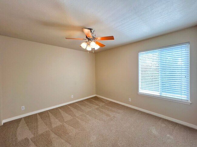 Building Photo - 5 Bed 3 Bath Bridge Tower Beauty