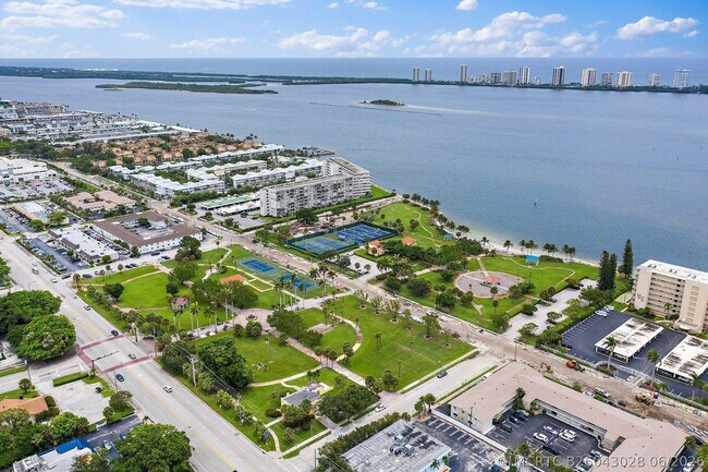 Building Photo - 301 Lake Shore Dr