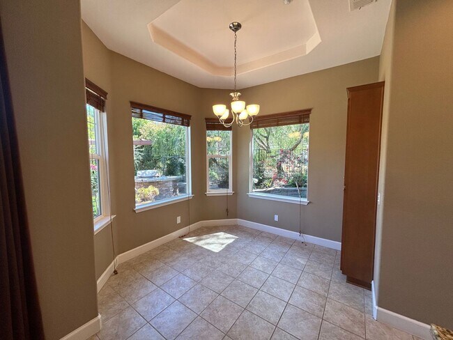 Building Photo - Luxurious and Spacious 5 Bedroom in Gilroy