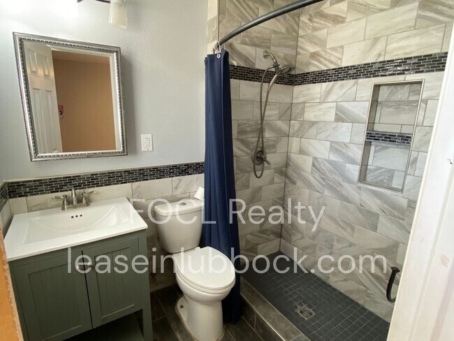 Building Photo - 3 bed 2 bath