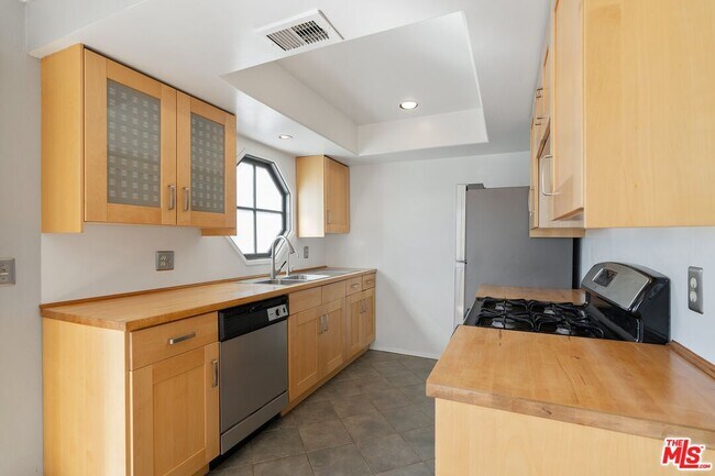 Building Photo - 1750 N Harvard Blvd