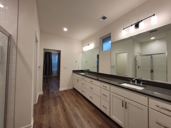 Building Photo - 820 Promenade Dr