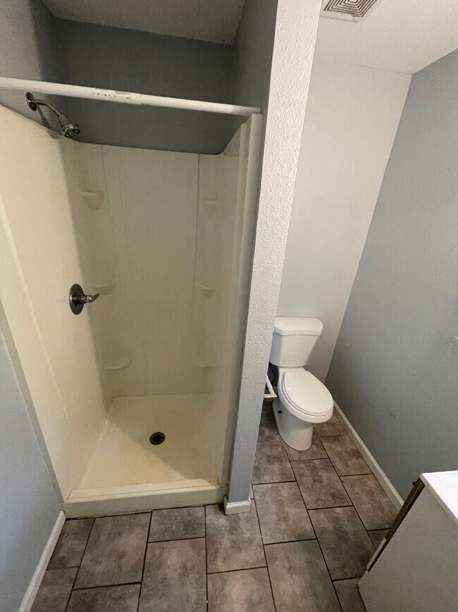 Building Photo - Open floor plan, four-bedroom two-bathroom with washer and dryer