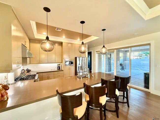 Building Photo - 1330 W Ridgeview Dr