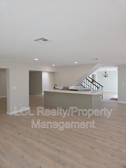 Building Photo - 29880 Longhorn Dr