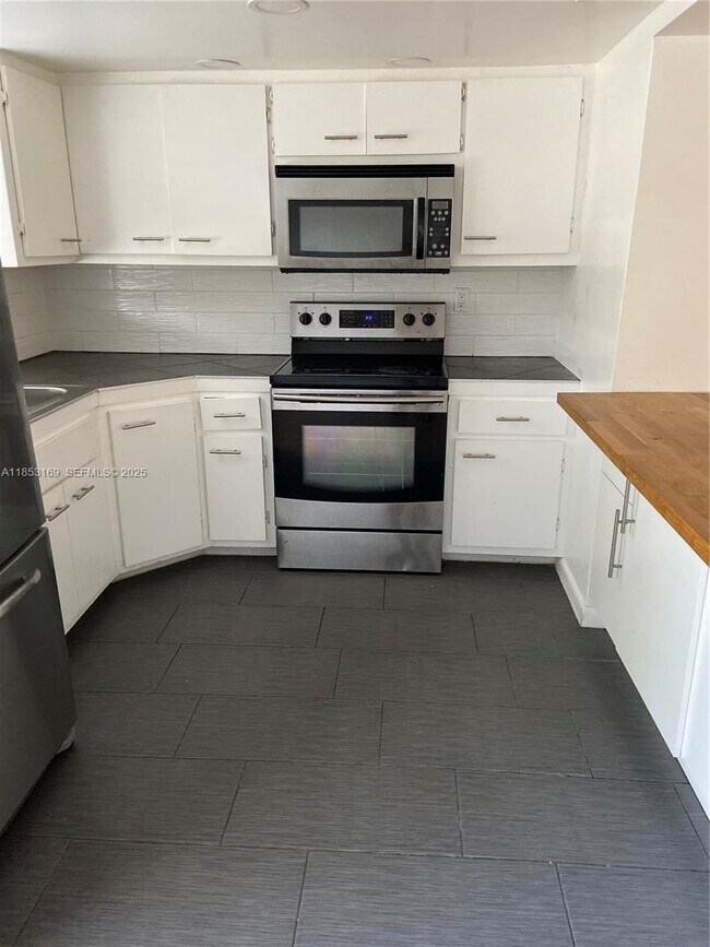 Building Photo - 1350 NE 119th St