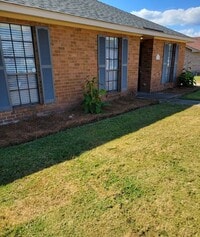 Building Photo - AVAILABLE NOW! Lawn Service is INCLUDED in...