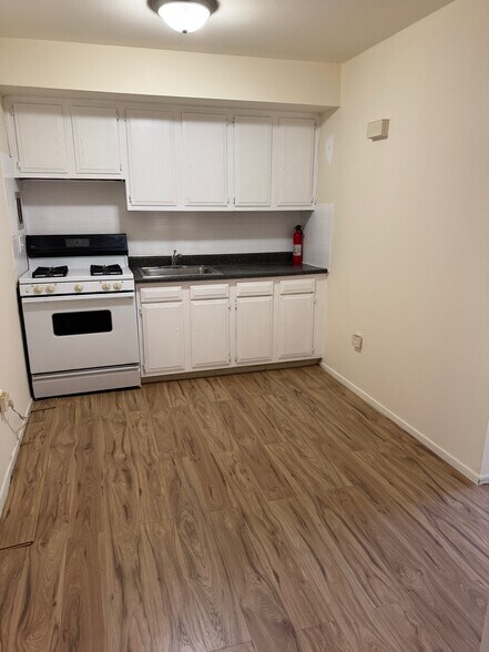 Building Photo - 6419 Tulip St